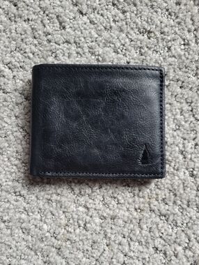 Lake & Trail Black Leather Bi-Fold Wallet